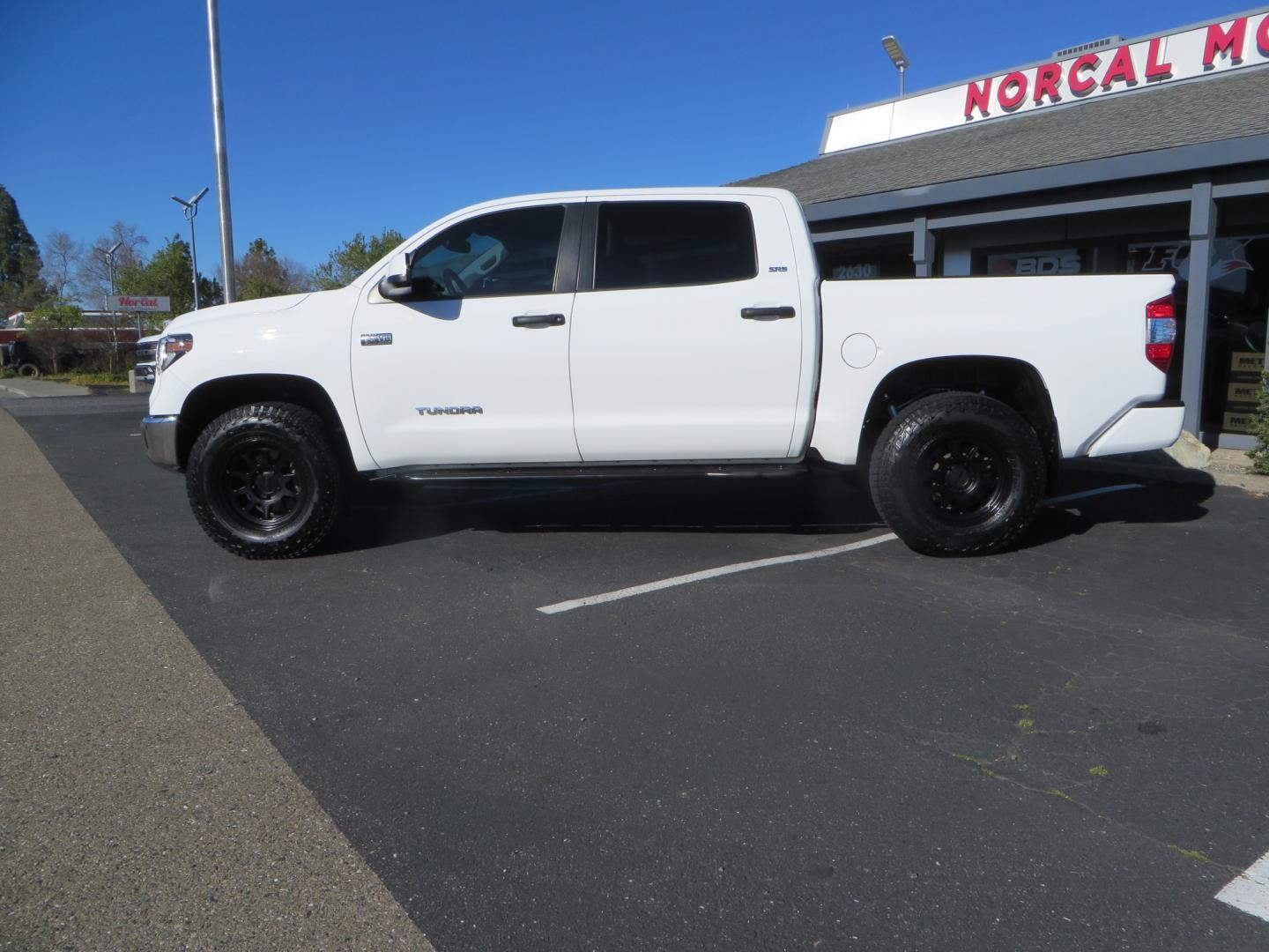 2020 White /GREY Toyota Tundra SR5 (5TFDY5F19LX) with an 5.7L engine, automatic transmission, located at 2630 Grass Valley Highway, Auburn, CA, 95603, (530) 508-5100, 38.937893, -121.095482 - Features - King Off Road adjustable remote reservoir coil overs, King 2.5 adjustable remote reservoir rear shocks, Method Race wheels, Falken Wildpeak tires, Sliders, Bed braces, Borla Exhaust, Husky floor mats, Window tint, and Ram phone mounts. - Photo#7